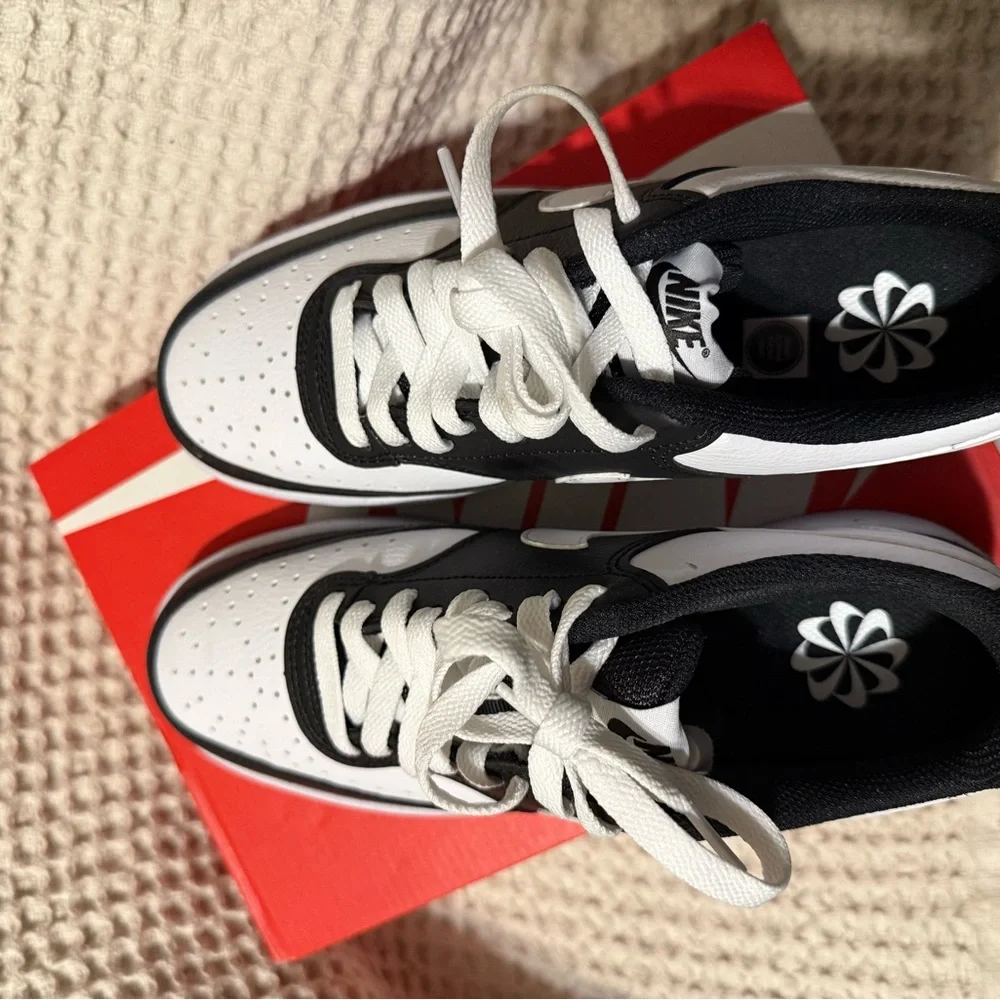 Nike Black and White Women's Sneakers - Picture 4 of 7